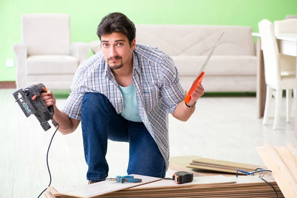 Evdeki döşemeleri döşeyen adam