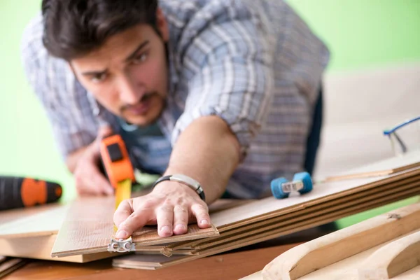 Atölyesinde çalışan marangoz.