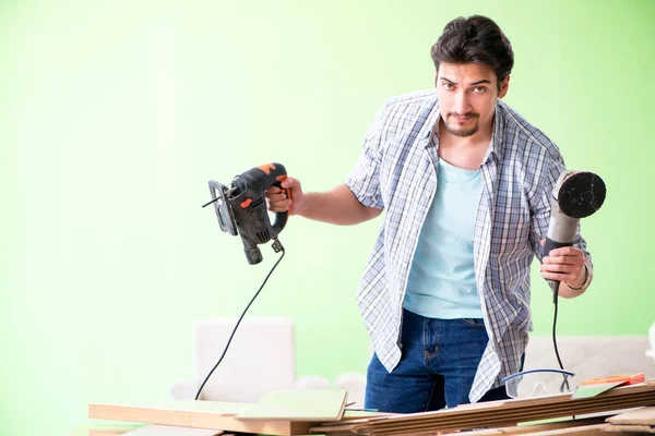 Atölyesinde çalışan marangoz.