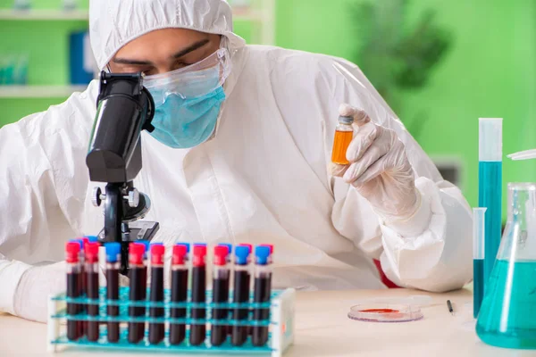 Laboratuvarda yeni bir deney üzerinde çalışan kimyager.