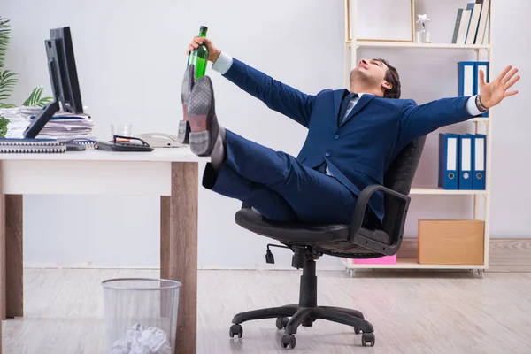 Giovane impiegato d'affari che beve in ufficio alla scrivania — Foto Stock