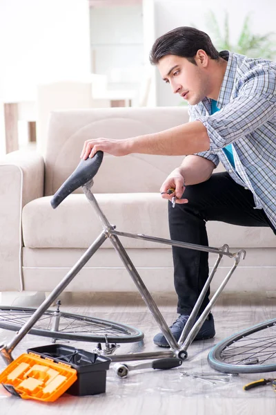 家で自転車を修理する若い男 — ストック写真