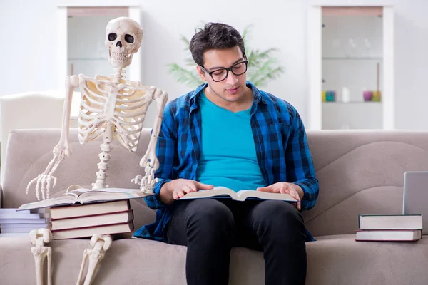 Studente che studia con scheletro preparare per gli esami — Foto Stock