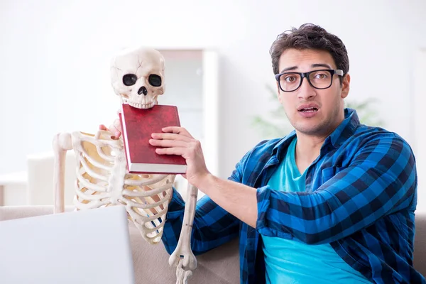 Студентське навчання зі скелетом, що готується до іспитів — стокове фото