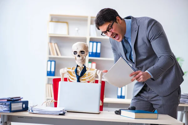 Angry boss yelling at his skeleton employee — Stock Photo, Image