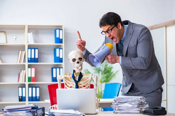 Angry boss yelling at his skeleton employee — Stock Photo, Image