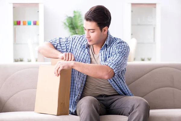 Hombre recibiendo paquete en casa —  Fotos de Stock