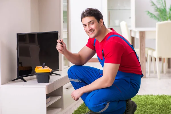 Profesyonel tamir mühendisi bozuk televizyonu tamir ediyor.