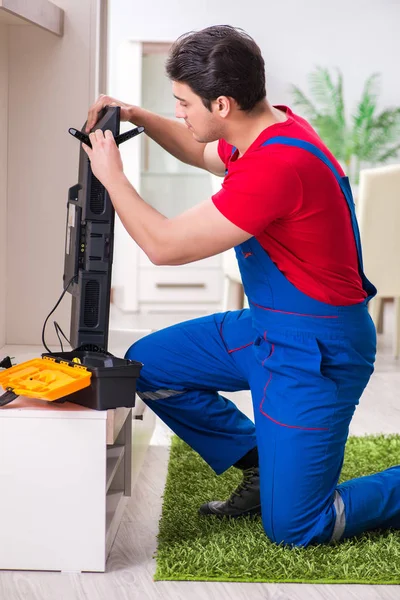 Ingeniero de reparación profesional reparación de televisión rota — Foto de Stock