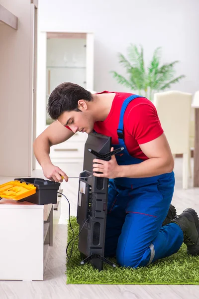 Profesyonel tamir mühendisi bozuk televizyonu tamir ediyor.