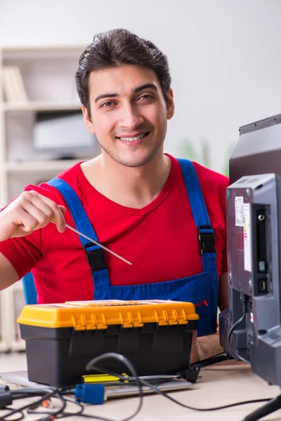 Profesyonel tamir mühendisi bozuk televizyonu tamir ediyor.
