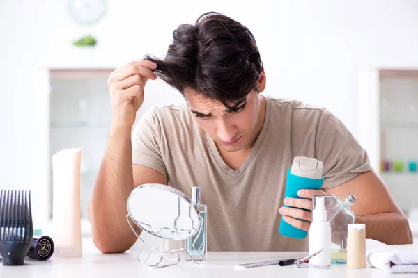 Jovem homem bonito olhando no espelho — Fotografia de Stock