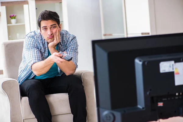 Mężczyzna ogląda telewizję w domu — Zdjęcie stockowe