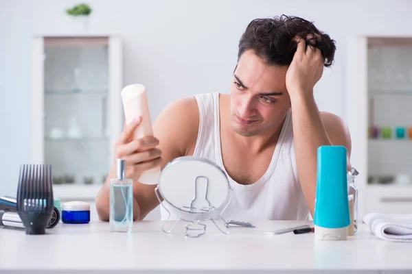 Jovem homem bonito olhando no espelho — Fotografia de Stock