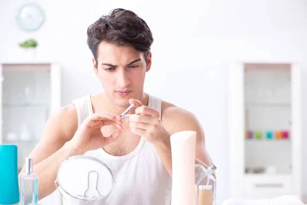 Jovem homem bonito olhando no espelho — Fotografia de Stock