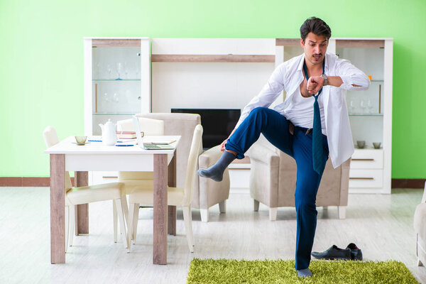 Мужчина одевается и опаздывает на работу.