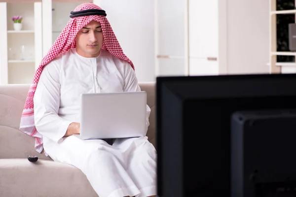 Άραβας βλέπει τηλεόραση στο σπίτι — Φωτογραφία Αρχείου