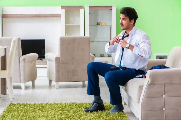 Adam giyinip işe geç kalıyor.