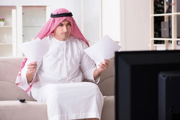 Árabe hombre viendo la televisión en casa —  Fotos de Stock