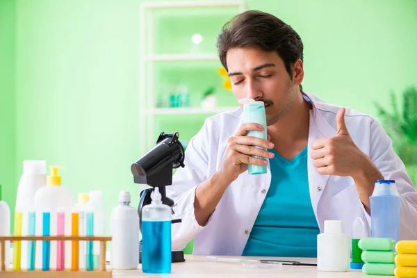 Chemist testing soap in the lab — Stock Photo, Image