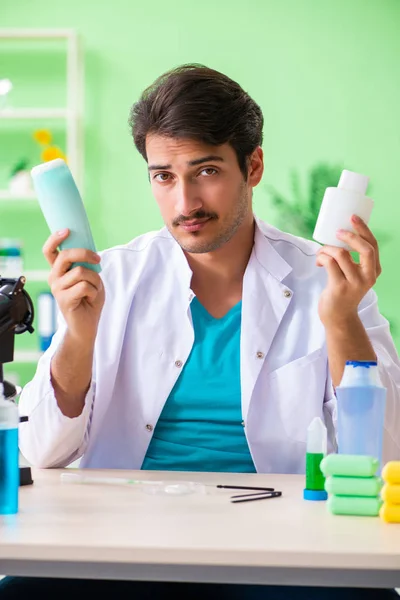 Jabón de prueba de químicos en el laboratorio —  Fotos de Stock