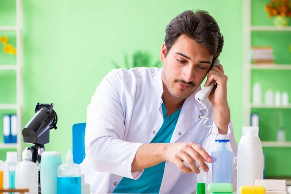Test chemiczny mydła w laboratorium — Zdjęcie stockowe