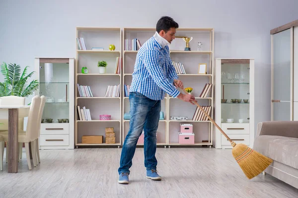 Ev idaresi konseptinde boyun ve jürinin olmadığı bir adam.