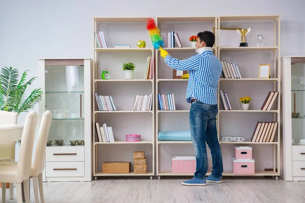 Ev idaresi konseptinde boyun ve jürinin olmadığı bir adam.