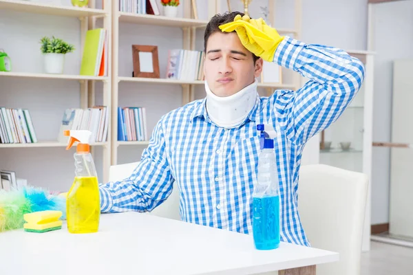 Man met nek verwondingen schoonmaak huis in huishouding concept — Stockfoto