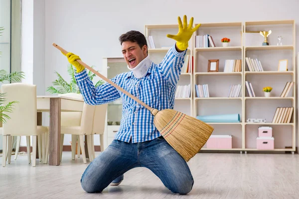 Ev idaresi konseptinde boyun ve jürinin olmadığı bir adam.