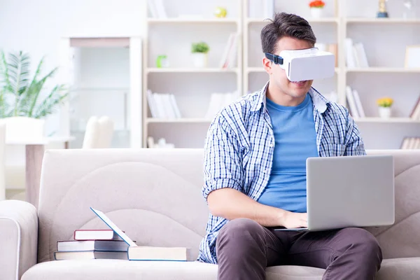 Evde sanal gerçeklik gözlükleriyle serbest çalışan bir öğrenci.