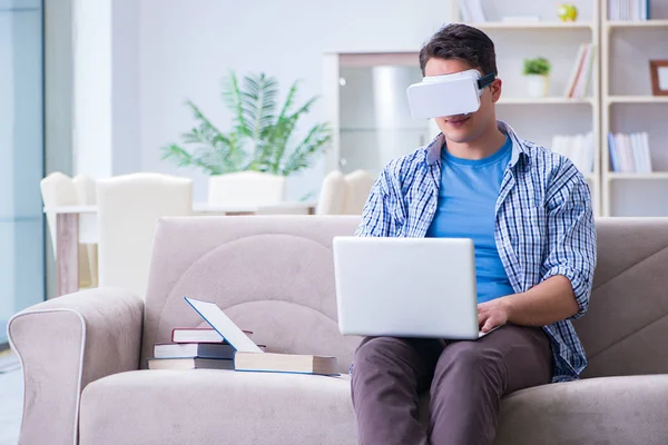 Studente freelance con occhiali di realtà virtuale a casa — Foto Stock