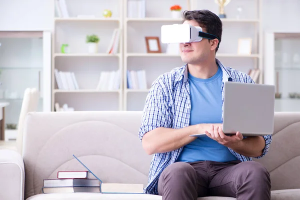 Étudiant indépendant avec lunettes de réalité virtuelle à la maison — Photo