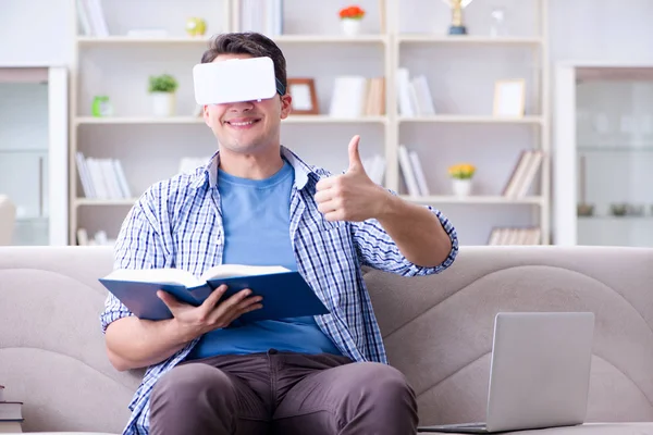 Étudiant Indépendant Avec Lunettes Réalité Virtuelle Maison — Photo