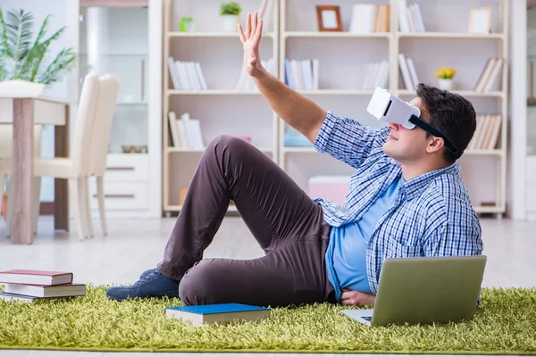 Freelance student with virtual reality glasses at home — Stock Photo, Image