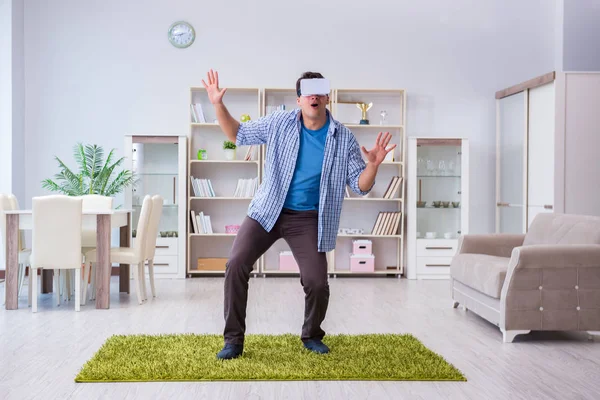Людина з окулярами віртуальної реальності грає вдома — стокове фото