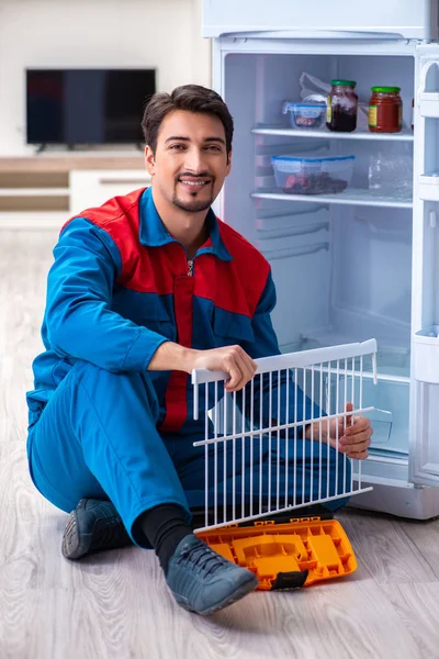 Профессиональный подрядчик по ремонту сломанного холодильника — стоковое фото