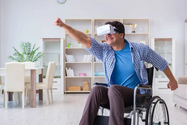 Hombre discapacitado estudiando con gafas de realidad virtual — Foto de Stock