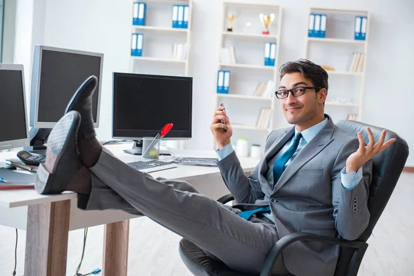 Empresario sentado frente a muchas pantallas — Foto de Stock