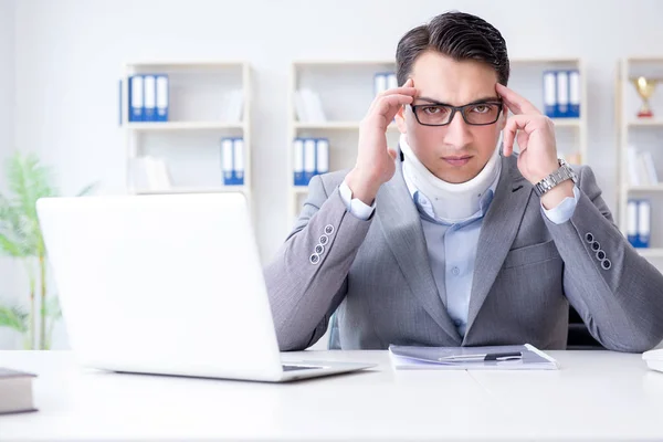 Businessman with neck injury working in the office — Stock Photo, Image