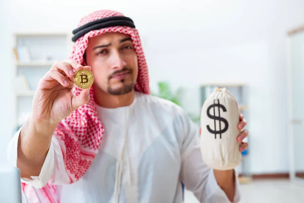 Homme arabe avec Bitcoin dans le concept d'exploitation minière crypto-monnaie — Photo