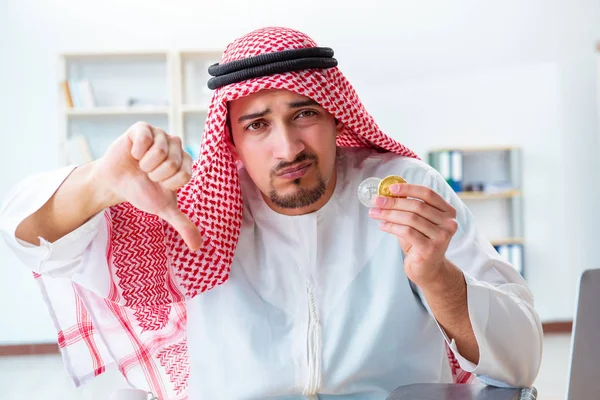 Homme arabe avec Bitcoin dans le concept d'exploitation minière crypto-monnaie — Photo