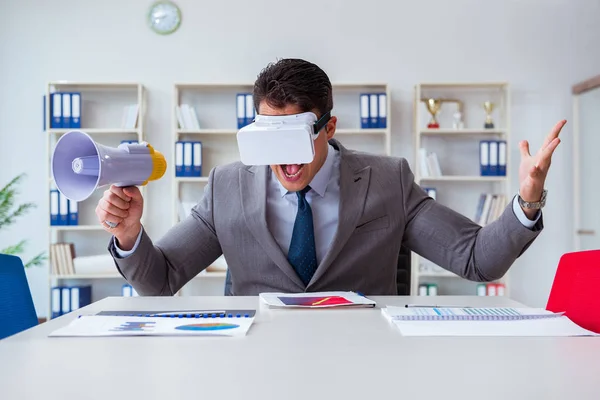 Affärsman med virtuella verklighets glasögon på kontoret — Stockfoto
