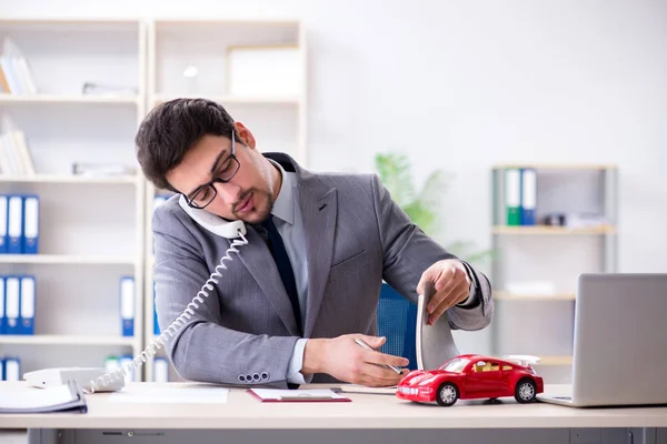 Agent nabízející pojištění automobilu — Stock fotografie