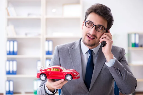 Agente oferecendo carro seguro automóvel — Fotografia de Stock