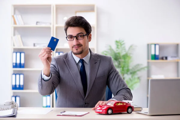 Agente que ofrece seguro de automóvil — Foto de Stock