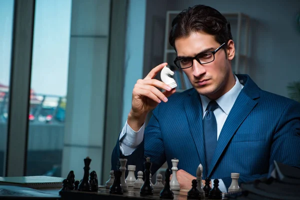 Бизнесмен играет в шахматы в концепции стратегии — стоковое фото
