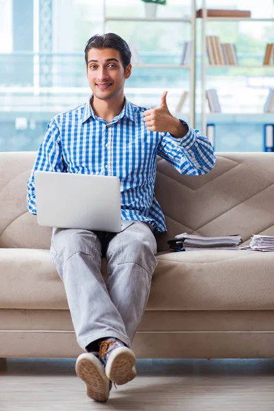 Bilgisayarlı beyaz öğrenci üniversite sınavlarına hazırlanıyor.