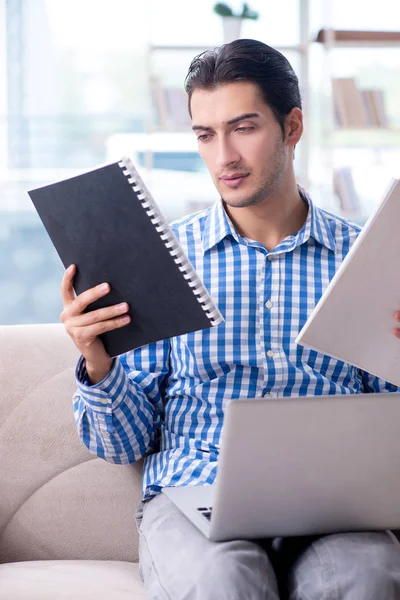 Bilgisayarlı beyaz öğrenci üniversite sınavlarına hazırlanıyor.