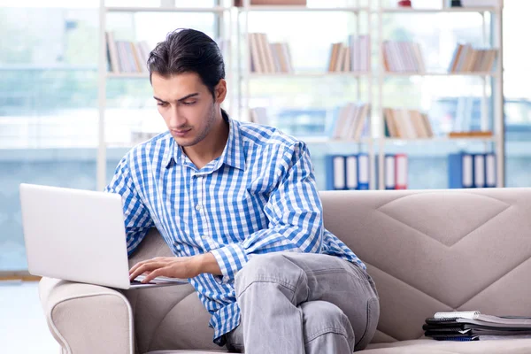 Bilgisayarlı beyaz öğrenci üniversite sınavlarına hazırlanıyor.